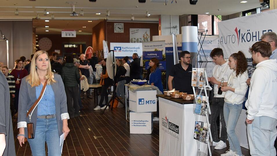 An den St&auml;nden informierten Angestellte und Auszubildende &uuml;ber die verschiedenen Berufsm&ouml;glichkeiten.