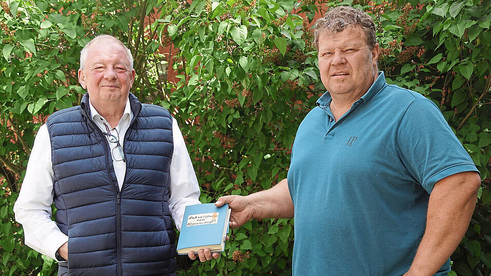 Seit 2008 war Franz Weikl (links) Pilgerführer, nun übergab er das Pilgerbuch an Stefan Kramer. Seit 2008 war Franz Weikl (links) Pilgerführer, nun übergab er das Pilgerbuch an Stefan Kramer.