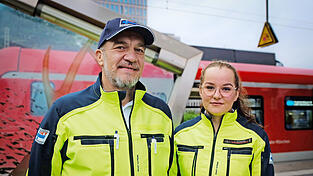 Andreas Widmann und Lea Schuster sind Rettungssanitäter beim Münchner Krankentransport. Zu den Stoßzeiten sind sie für die Bahn an der Stammstrecke im Einsatz - präventiv, um Verspätungen einzudämmen.