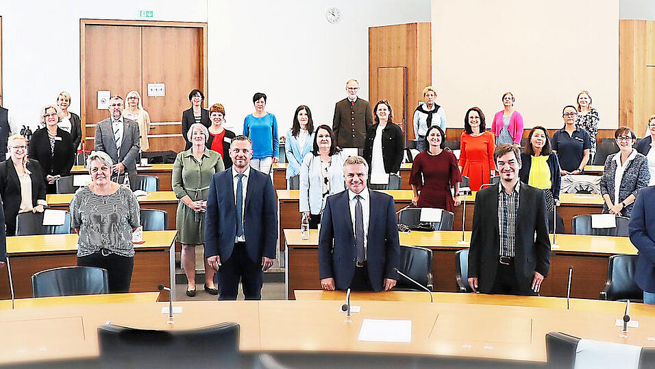 Landrat Peter Dreier ( 3.v.r. vorne) und die Vertreter von mehr als 20 Einrichtungen besiegelten am Freitag die Gründung des 'Kompetenzverbundes für Ausbildung in der Pflege'. Landrat Peter Dreier ( 3.v.r. vorne) und die Vertreter von mehr als 20 Einrichtungen besiegelten am Freitag die Gründung des 'Kompetenzverbundes für Ausbildung in der Pflege'.