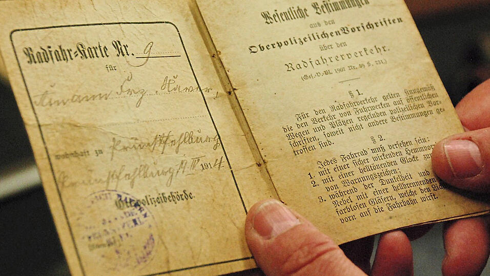 Heute haben die meisten Verkehrsteilnehmer einen Führerschein. Früher gab es Radfahr-Karten - zusammen mit den 'oberpolizeilichen Vorschriften'. Organisiert waren viele Radler in Radsportvereinen. Heute haben die meisten Verkehrsteilnehmer einen Führerschein. Früher gab es Radfahr-Karten - zusammen mit den 'oberpolizeilichen Vorschriften'. Organisiert waren viele Radler in Radsportvereinen.