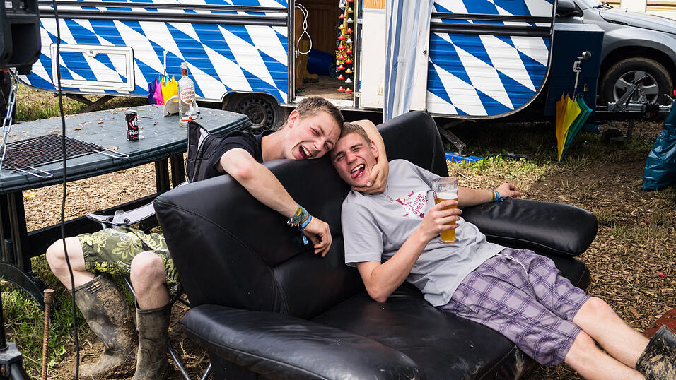 Auf dem Campingplatz lassen es die Pfingst-Open-Air-Besucher richtig krachen, aufgenommen von Regina Hölzel am Freitag. Auf dem Campingplatz lassen es die Pfingst-Open-Air-Besucher richtig krachen, aufgenommen von Regina Hölzel am Freitag.