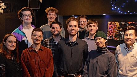 Die Kandidaten auf der fresh-Stadtratsliste (v.l.) Sarah Schierenberg, Sebastian Kern, Benjamin Sabanovic, Julian Gr&uuml;bl, Luis Hobmeier, Thomas John, Josef Gra&szlig;l-Linseis, Timm K&auml;mper, Johanna Dick und Michael Hobmaier.