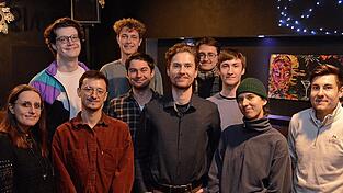 Die Kandidaten auf der fresh-Stadtratsliste (v.l.) Sarah Schierenberg, Sebastian Kern, Benjamin Sabanovic, Julian Gr&uuml;bl, Luis Hobmeier, Thomas John, Josef Gra&szlig;l-Linseis, Timm K&auml;mper, Johanna Dick und Michael Hobmaier.