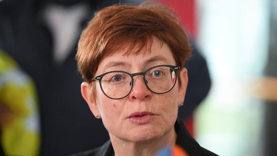 &laquo;Offenbar verstehen die Arbeitgeber immer noch nicht, dass es auf Dauer keine funktionierende &Ouml;PNV-Daseinsvorsorge mehr geben kann, wenn wir jetzt nicht entscheidend die Arbeitsbedingungen verbessern&raquo;, sagt die stellvertretende Verdi-Vorsitzende Christine Behle zum erneuten Warnstreikaufruf. (Archivbild)