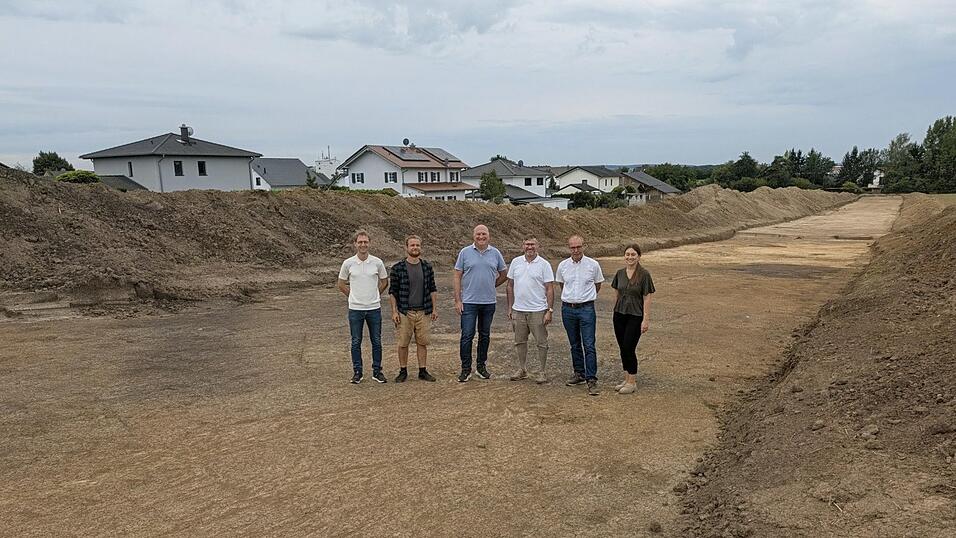 Gesch&auml;ftsleiter Christoph Hofmeister (v. l.), Grabungsleiter Simon Lorenz, Diplomingenieur Peter Obergru&szlig;berger, Bautr&auml;ger Georg Maierhofer, B&uuml;rgermeister Martin Hiergeist und Bauamtsleiterin Veronika Kellner