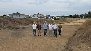 Gesch&auml;ftsleiter Christoph Hofmeister (v. l.), Grabungsleiter Simon Lorenz, Diplomingenieur Peter Obergru&szlig;berger, Bautr&auml;ger Georg Maierhofer, B&uuml;rgermeister Martin Hiergeist und Bauamtsleiterin Veronika Kellner
