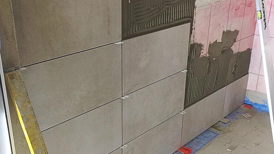 Die umgebauten Hundeh&auml;user werden gerade gefliest.