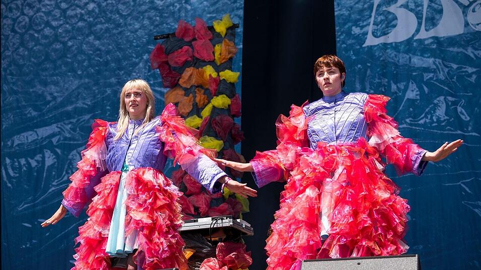 Nina Kummer und ihre Schwester Lotta Kummer von der deutschen Indie-Pop-Band Blond bei Rock im Park.
