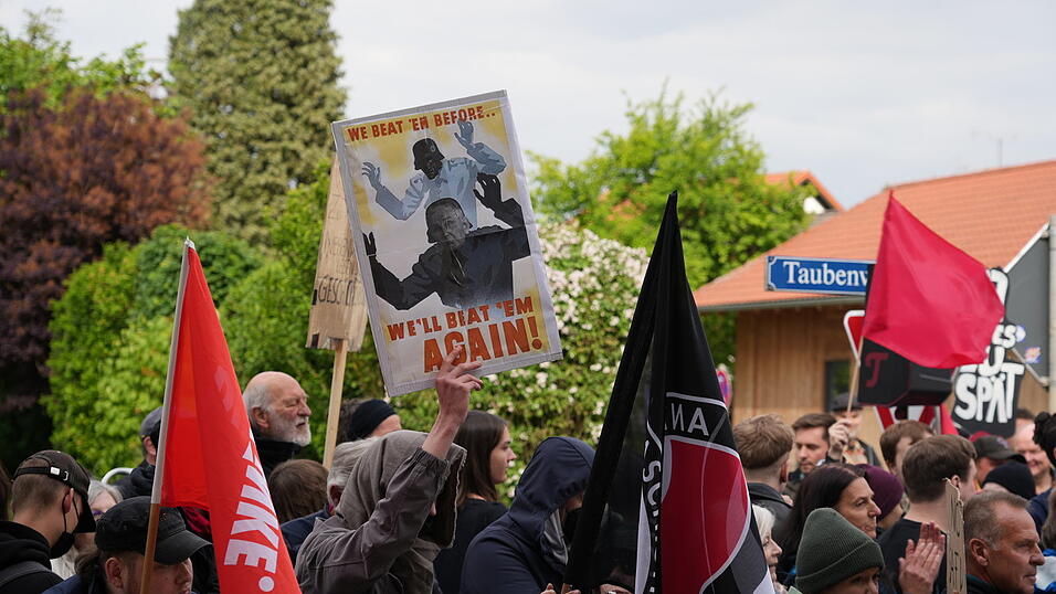 Während am Freitagabend nach und nach AfD-Anhänger eintrudeln, schwenken rund 250 Gegendemonstranten Regenbogen- und Antifa-Fahnen. Während am Freitagabend nach und nach AfD-Anhänger eintrudeln, schwenken rund 250 Gegendemonstranten Regenbogen- und Antifa-Fahnen.