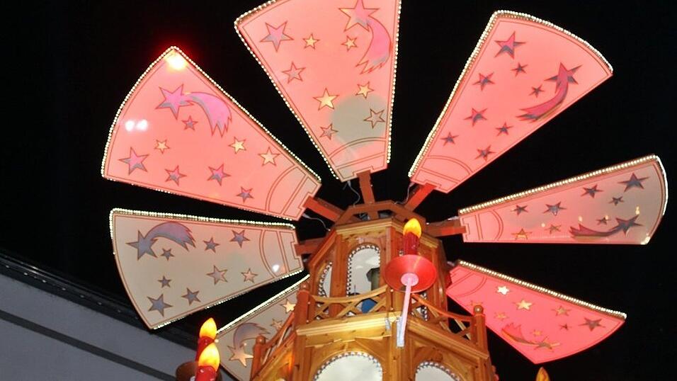 Auch am Samstag, 15. Dezember, strömten wieder etliche Besucher aus Landshut und Umgebung zur Weihnachtspyramide am Alten Viehmarkt. Auch am Samstag, 15. Dezember, strömten wieder etliche Besucher aus Landshut und Umgebung zur Weihnachtspyramide am Alten Viehmarkt.