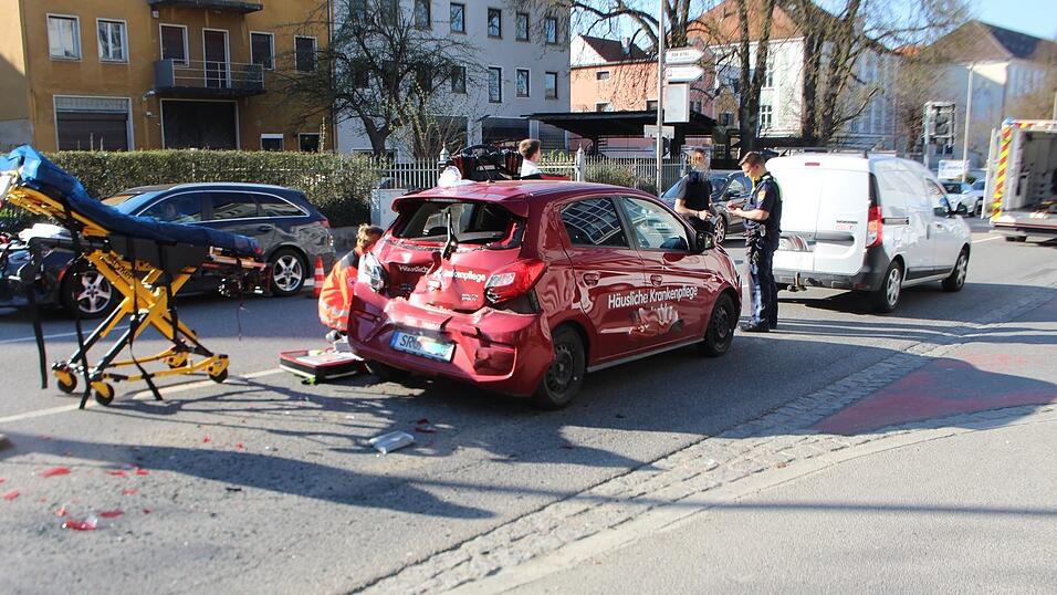 Drei Autos waren am Unfall beteiligt, eines wurde schwer beschädigt. Die Fahrerin musste vom Rettungsdienst versorgt werden. Drei Autos waren am Unfall beteiligt, eines wurde schwer beschädigt. Die Fahrerin musste vom Rettungsdienst versorgt werden.