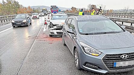 Für die Räumungsarbeiten wurde der linke Fahrstreifen der Autobahn auf Höhe der Donaubrücke bei Kiefenholz für eine gute Stunde gesperrt. Für die Räumungsarbeiten wurde der linke Fahrstreifen der Autobahn auf Höhe der Donaubrücke bei Kiefenholz für eine gute Stunde gesperrt.