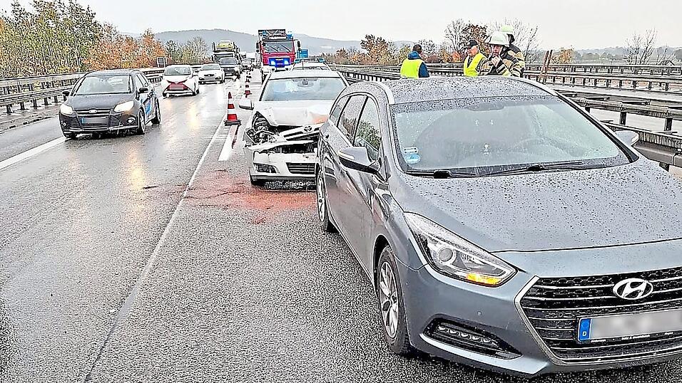 Für die Räumungsarbeiten wurde der linke Fahrstreifen der Autobahn auf Höhe der Donaubrücke bei Kiefenholz für eine gute Stunde gesperrt. Für die Räumungsarbeiten wurde der linke Fahrstreifen der Autobahn auf Höhe der Donaubrücke bei Kiefenholz für eine gute Stunde gesperrt.