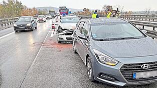 Für die Räumungsarbeiten wurde der linke Fahrstreifen der Autobahn auf Höhe der Donaubrücke bei Kiefenholz für eine gute Stunde gesperrt.