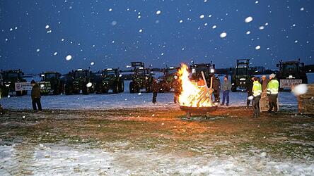 Auf einer Anh&ouml;he bei Hagelstadt fand das Mahnfeuer statt. Auch ein Schneetreiben konnte die Landwirte und Unterst&uuml;tzer nicht davon abhalten.