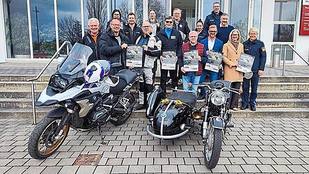 Die drei Geistlichen, Pfarrer Bernd Reuther (2.v.l.), Pfarrer Frank M&ouml;wes (5.v.l.) und Dekan Johannes Plank (7.v.r.), gemeinsam mit Vertretern von Polizei, Ausstellungs GmbH, Malteser, Sponsoren, Verkehrswacht und Vereinen.