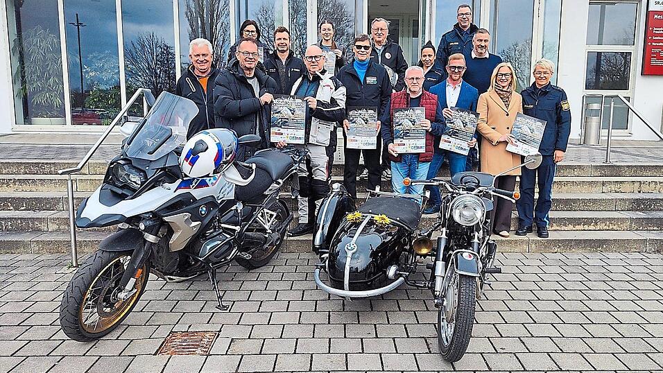 Die drei Geistlichen, Pfarrer Bernd Reuther (2.v.l.), Pfarrer Frank Möwes (5.v.l.) und Dekan Johannes Plank (7.v.r.), gemeinsam mit Vertretern von Polizei, Ausstellungs GmbH, Malteser, Sponsoren, Verkehrswacht und Vereinen. Die drei Geistlichen, Pfarrer Bernd Reuther (2.v.l.), Pfarrer Frank Möwes (5.v.l.) und Dekan Johannes Plank (7.v.r.), gemeinsam mit Vertretern von Polizei, Ausstellungs GmbH, Malteser, Sponsoren, Verkehrswacht und Vereinen.