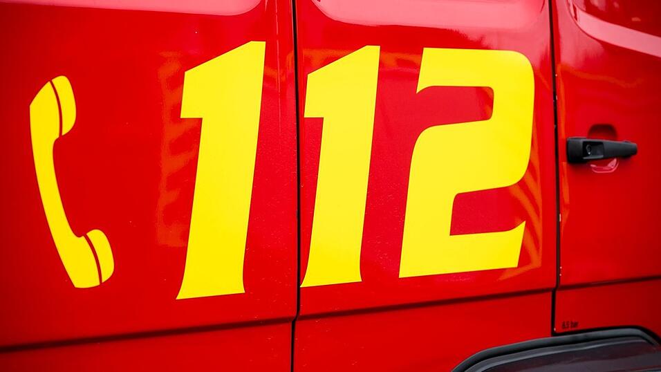 Feuerwehrleute konnten das Auto nicht &ouml;ffnen, ohne es zu besch&auml;digen. (Symbolbild)
