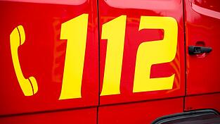 Feuerwehrleute konnten das Auto nicht &ouml;ffnen, ohne es zu besch&auml;digen. (Symbolbild)