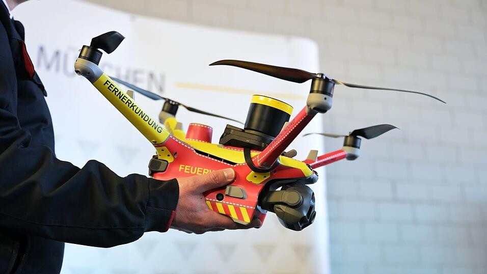 Die voll automatisierten Drohnen fliegen in einer H&ouml;he von 100 bis 120 Metern &uuml;ber dem Einsatzort.