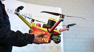 Die voll automatisierten Drohnen fliegen in einer H&ouml;he von 100 bis 120 Metern &uuml;ber dem Einsatzort.