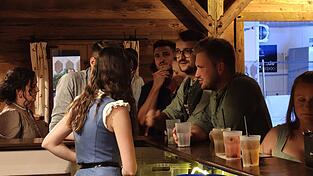 &bdquo;Du bist doch die von den Reels?&ldquo;: Julia H&auml;glsperger und ihre Freunde werden beim Bedienen von den G&auml;sten an der Bar immer wieder auf ihre Videos angesprochen.