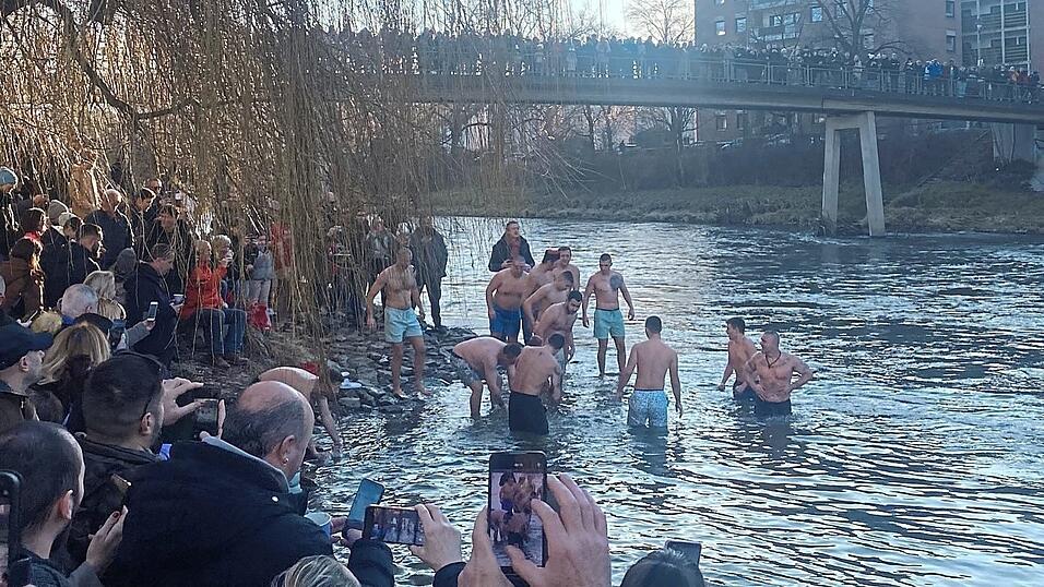 Die Wassertemperatur der Isar lag am Sonntag bei rund f&uuml;nf Grad. Nach dem Abk&uuml;hlen st&uuml;rzten sich die jungen M&auml;nner in die Fluten.