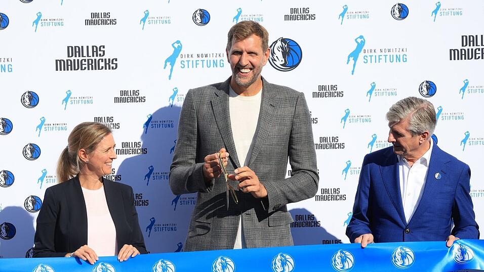 Dirk Nowitzki bei der Einweihung des Courts in Würzburg.