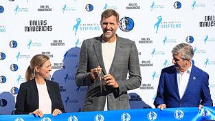 Dirk Nowitzki bei der Einweihung des Courts in Würzburg.