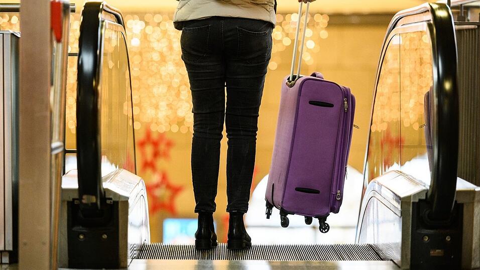 Zahlreiche Menschen machen sich vor Weihnachten auf den Weg zu ihren Liebsten. (Symbolbild) Zahlreiche Menschen machen sich vor Weihnachten auf den Weg zu ihren Liebsten. (Symbolbild)