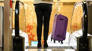 Zahlreiche Menschen machen sich vor Weihnachten auf den Weg zu ihren Liebsten. (Symbolbild)