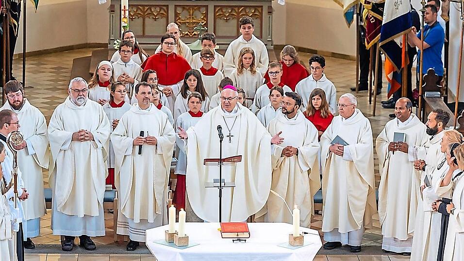 Hauptzelebrant Bischof Rudolf Voderholzer zelebriert den Festgottesdienst zum Doppeljubiläum. Hauptzelebrant Bischof Rudolf Voderholzer zelebriert den Festgottesdienst zum Doppeljubiläum.