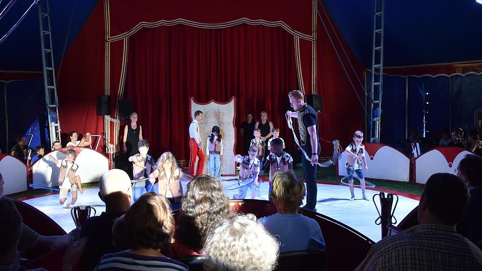 Aufregend war es natürlich für die Buben und Mädchen, in der Manege vor großem Publikum aufzutreten. Aufregend war es natürlich für die Buben und Mädchen, in der Manege vor großem Publikum aufzutreten.