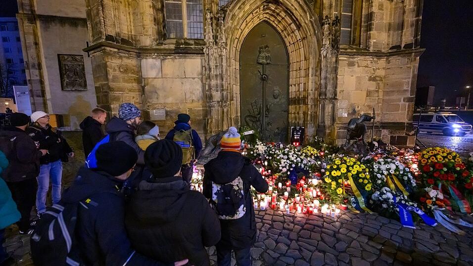 Unz&auml;hlige Kerzen und Blumen sind vor der Johanniskirche in Magdeburg ein Jahr nach dem Anschlag auf den Magdeburger Weihnachtsmarkt zu sehen. Viele Menschen waren gekommen, um der Opfer zu gedenken.