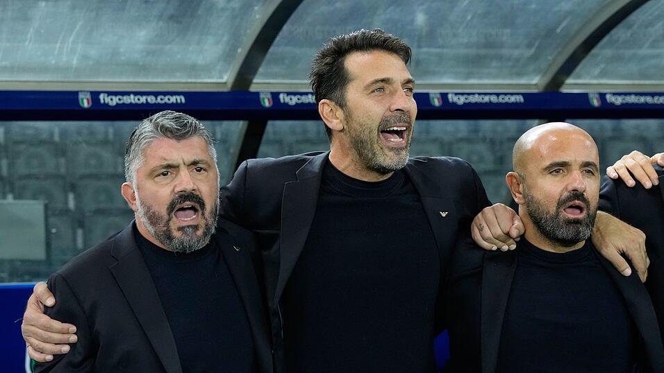 Gianluigi Buffon (m) ist zur&uuml;ckgetreten - aber was passiert mit Gennaro Gattuso (l)? (Archivbild)