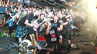 „Die Lauser“, steirische Live-Musiker, nicht in Lederhose, sondern im „Schottenrock“ machten ihrem Ruf alle Ehre. Ein Partyhit nach dem anderen machte den Abschluss des 150-Jährigen zu einem großartigen Erlebnis. „Die Lauser“, steirische Live-Musiker, nicht in Lederhose, sondern im „Schottenrock“ machten ihrem Ruf alle Ehre. Ein Partyhit nach dem anderen machte den Abschluss des 150-Jährigen zu einem großartigen Erlebnis.