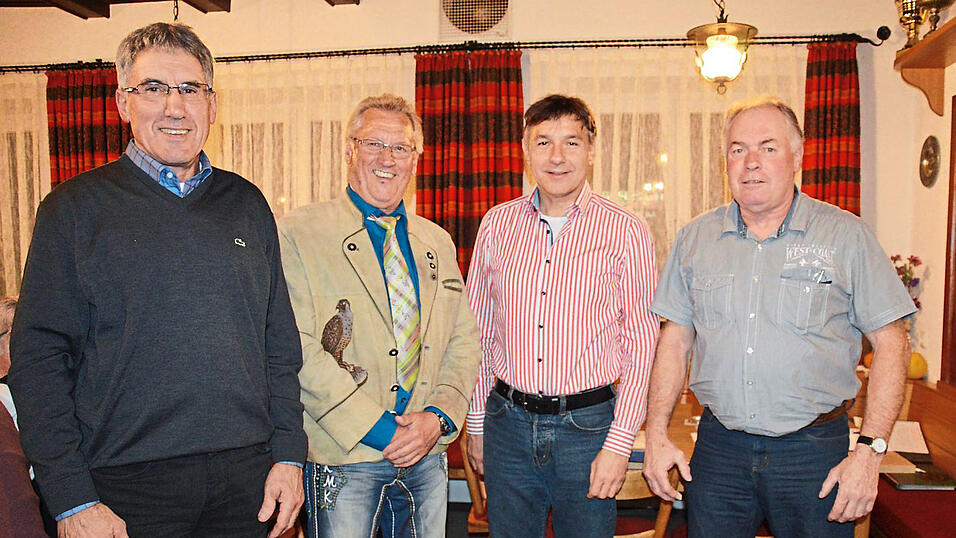 Gratulation: Hans Königer zusammen mit Franz Neuwirth, Siegfried Rambach und Lorenz Geier (v.l.). Gratulation: Hans Königer zusammen mit Franz Neuwirth, Siegfried Rambach und Lorenz Geier (v.l.).
