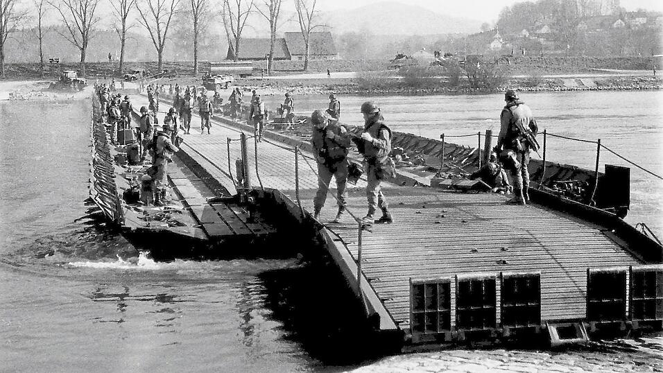 Beidseitig wurde die Behelfsbr&uuml;cke durch schwerbewaffnete Soldaten gesichert.