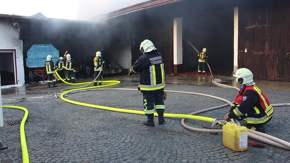 Feuerwehreinsatz in Straubing: Dort ist am Samstagnachmittag eine Scheune in Brand geraten.