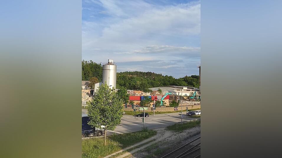 Nachher: Von den alten Ringschacht&ouml;fen ist nach der erfolgreichen Sprengung auf den ersten Blick nichts mehr zu sehen.