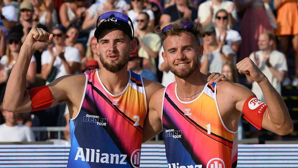 Siegerpose: Die Beachvolleyballer Benedikt (l.) und Jonas Sagstetter waren bei der German Beach Tour in Münster erfolgreich. Siegerpose: Die Beachvolleyballer Benedikt (l.) und Jonas Sagstetter waren bei der German Beach Tour in Münster erfolgreich.