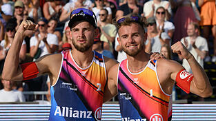 Siegerpose: Die Beachvolleyballer Benedikt (l.) und Jonas Sagstetter waren bei der German Beach Tour in M&uuml;nster erfolgreich.
