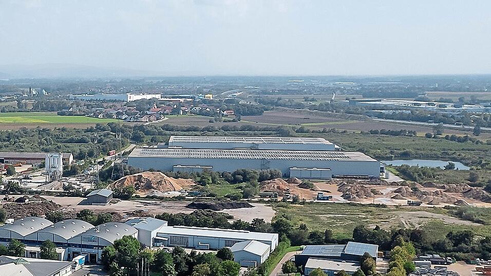 Ein Luftbild zeigt die ehemaligen Schlämmteiche sowie die zwei Logistikhallen der Lago A3 GmbH.