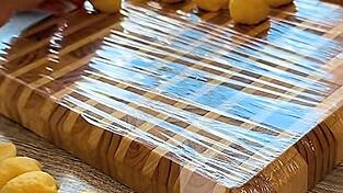 Erst wird der Teig in Kugeln portioniert, dann zu Kreisen ausgewalkt.