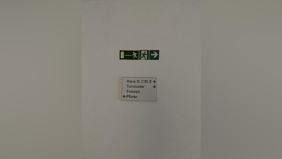 Die Klinik ist ziemlich weitläufig, der längste Gang misst 200 Schritte. Die Klinik ist ziemlich weitläufig, der längste Gang misst 200 Schritte.