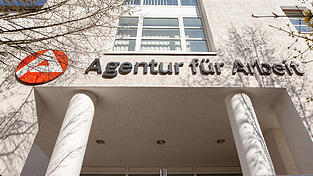 Das Arbeitsmodell seiner Mandantin m&uuml;sse der Arbeitsagentur bekannt gewesen sein, sagte der Verteidiger vor dem Amtsgericht.