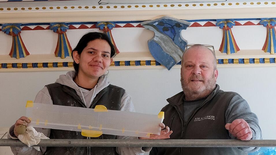 Kirchenmaler Johannes H&ouml;llriegel und seine Auszubildende Helena freuen sich &uuml;ber die anspruchsvolle Arbeit im Blauen Salon.