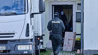 Im Rahmen von Ermittlungen zur mutmaßlichen Verbreitung von Nazi-Musik durchsuchen zahlreiche Polizisten Objekte. Im Rahmen von Ermittlungen zur mutmaßlichen Verbreitung von Nazi-Musik durchsuchen zahlreiche Polizisten Objekte.