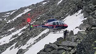 Dieser Polizeihubschrauber flog die Schüler ins Tal. Dieser Polizeihubschrauber flog die Schüler ins Tal.